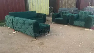 Sectional 6 Seater Durable Couch With a Side Table