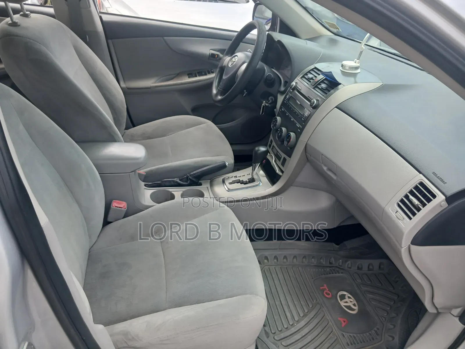 Toyota Corolla LE 4dr Sedan (1.8L 4cyl 4A) 2013 Silver
