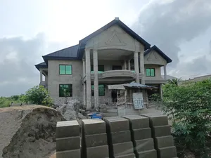 8bdrm House in Kumasi Metropolitan for sale