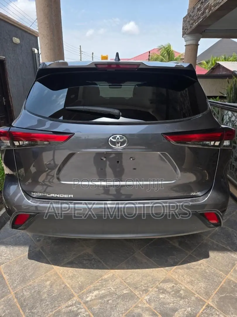 Toyota Highlander XLE 2022 Gray