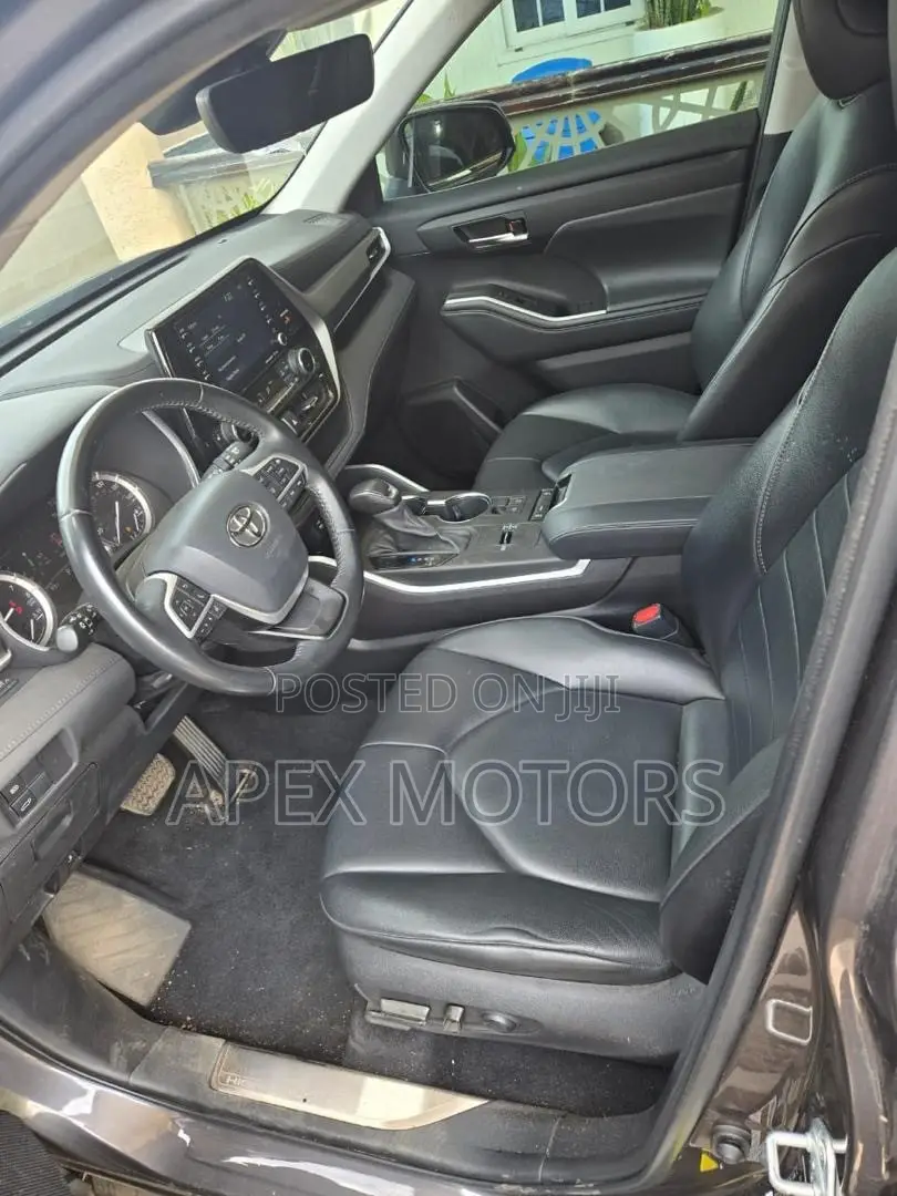Toyota Highlander XLE 2022 Gray