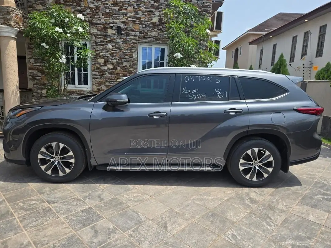 Toyota Highlander XLE 2022 Gray