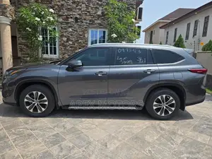 Toyota Highlander XLE 2022 Gray