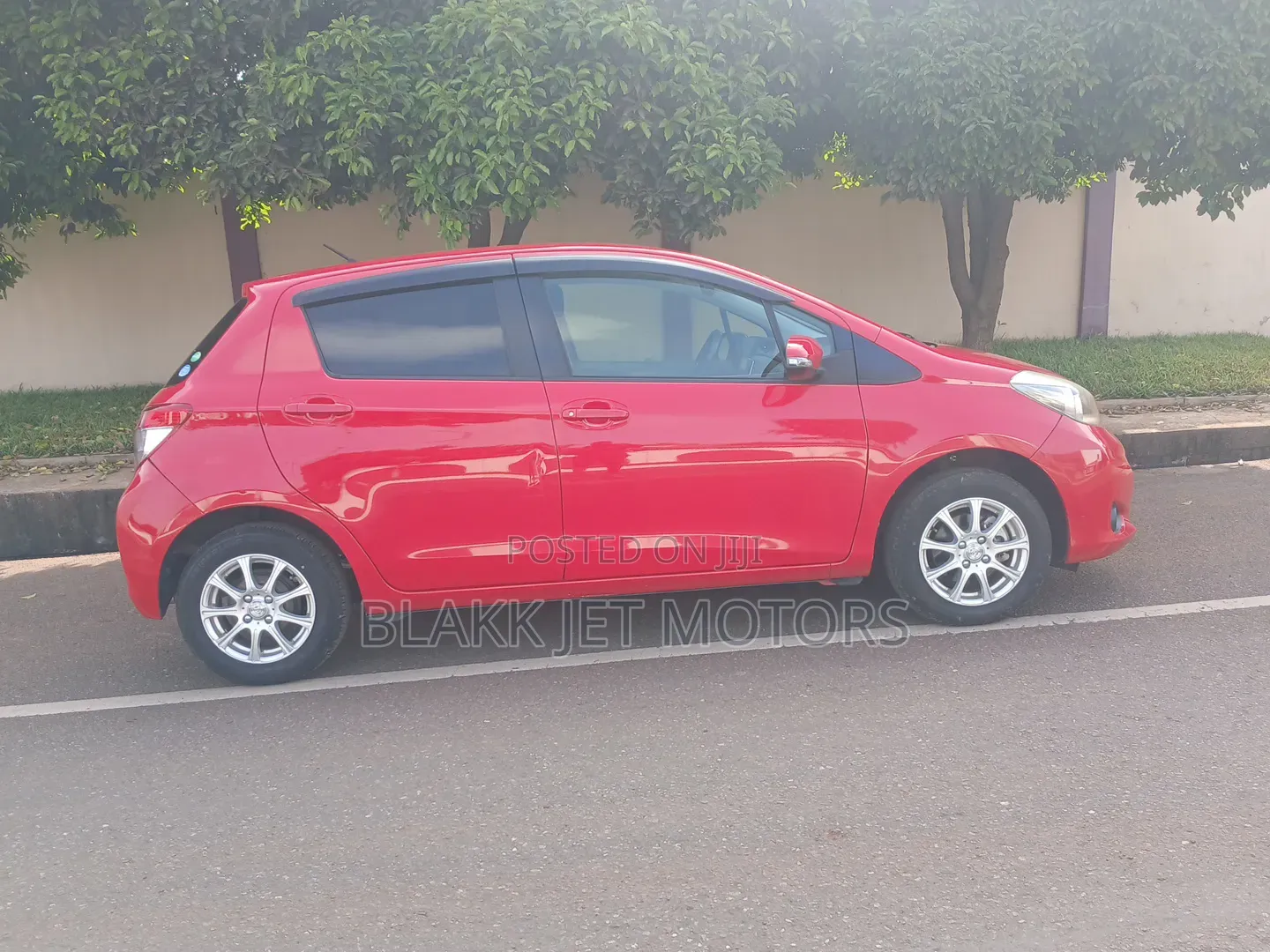 Toyota Vitz 1.3 FWD 5dr 2013 Red
