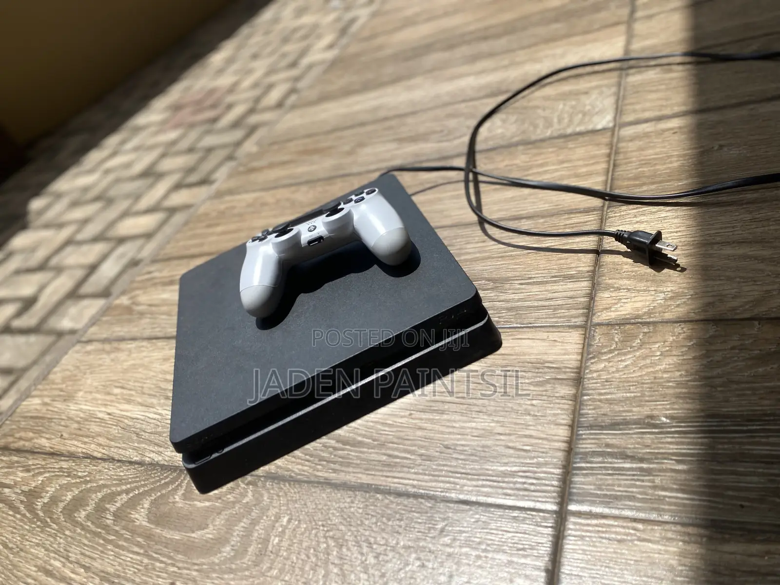 Clean PS4 Slim 500GB + 1 Controller + FC 26&Tomb Raider