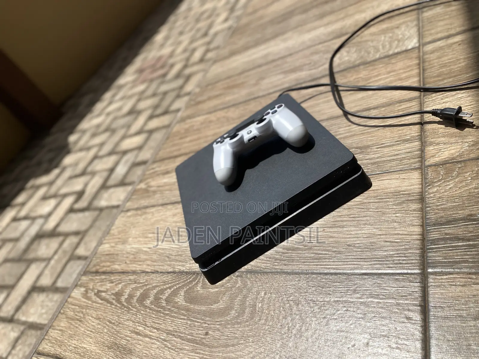 Clean PS4 Slim 500GB + 1 Controller + FC 26&Tomb Raider