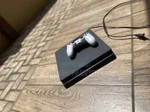 Clean PS4 Slim 500GB + 1 Controller + FC 26&Tomb Raider