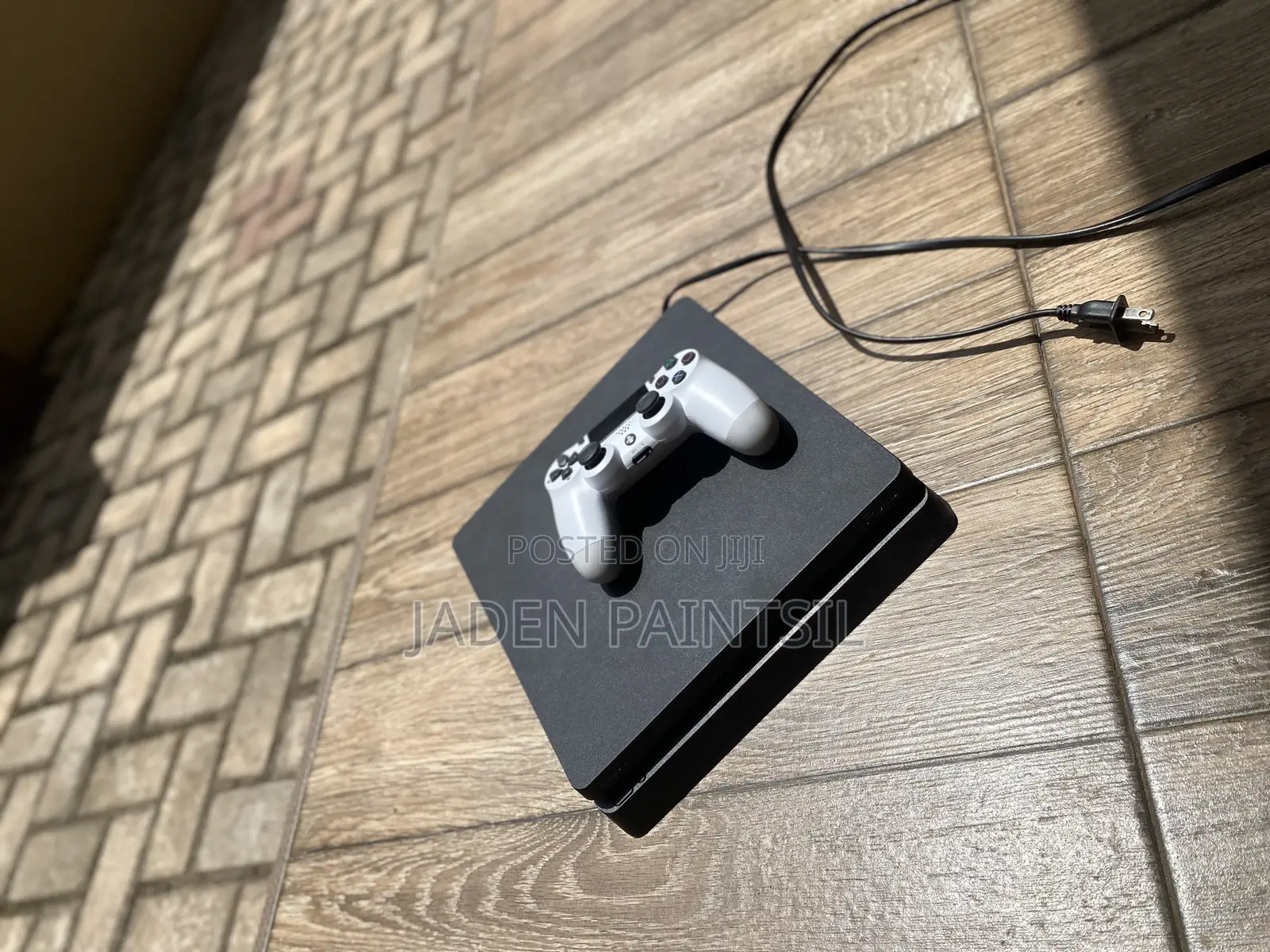 Clean PS4 Slim 500GB + 1 Controller + FC 26&Tomb Raider