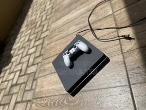 Clean PS4 Slim 500GB + 1 Controller + FC 26&Tomb Raider