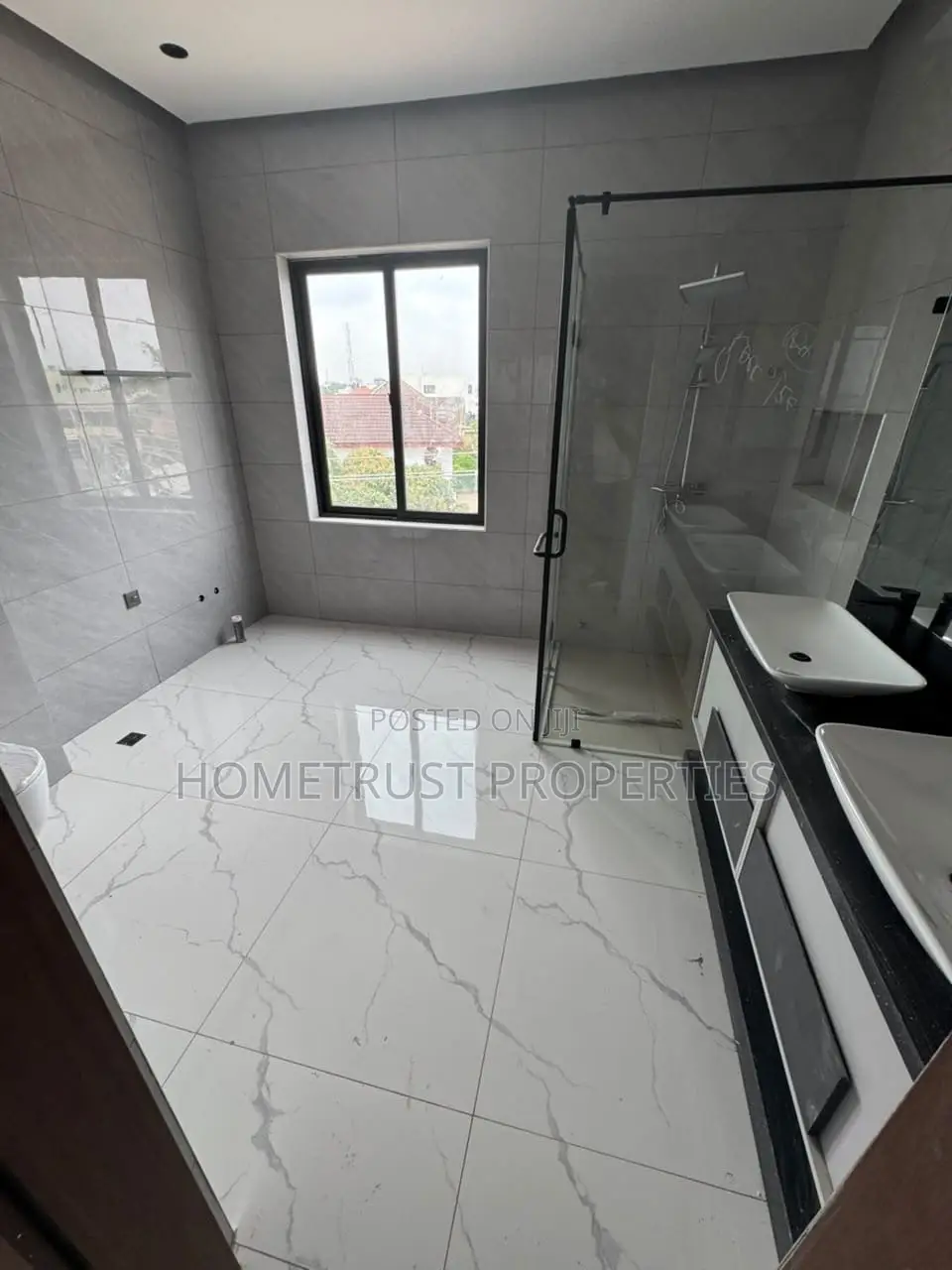 4bdrm Duplex in East Legon for sale