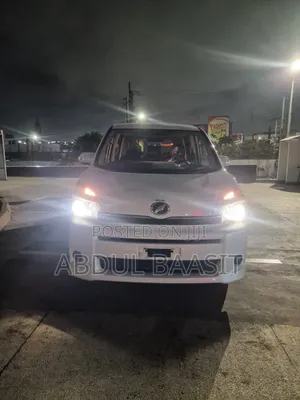 Toyota Voxy V 4WD 7-Seater 2013 White