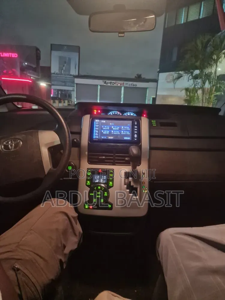 Toyota Voxy V 4WD 7-Seater 2013 White