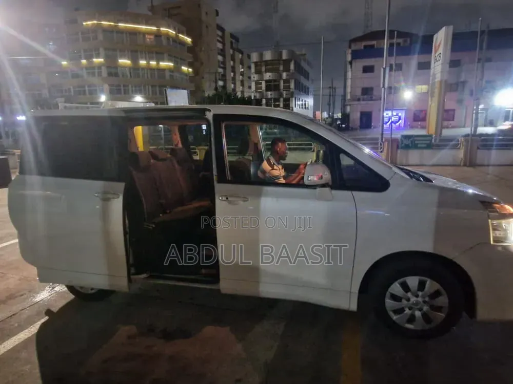 Toyota Voxy V 4WD 7-Seater 2013 White