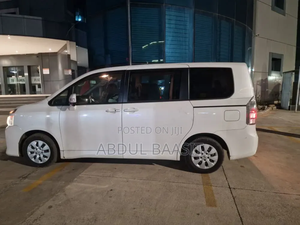 Toyota Voxy V 4WD 7-Seater 2013 White