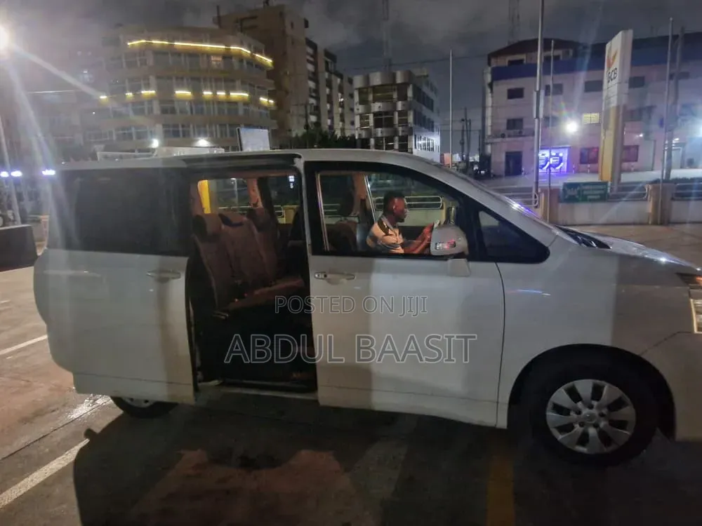 Toyota Voxy V 4WD 7-Seater 2013 White