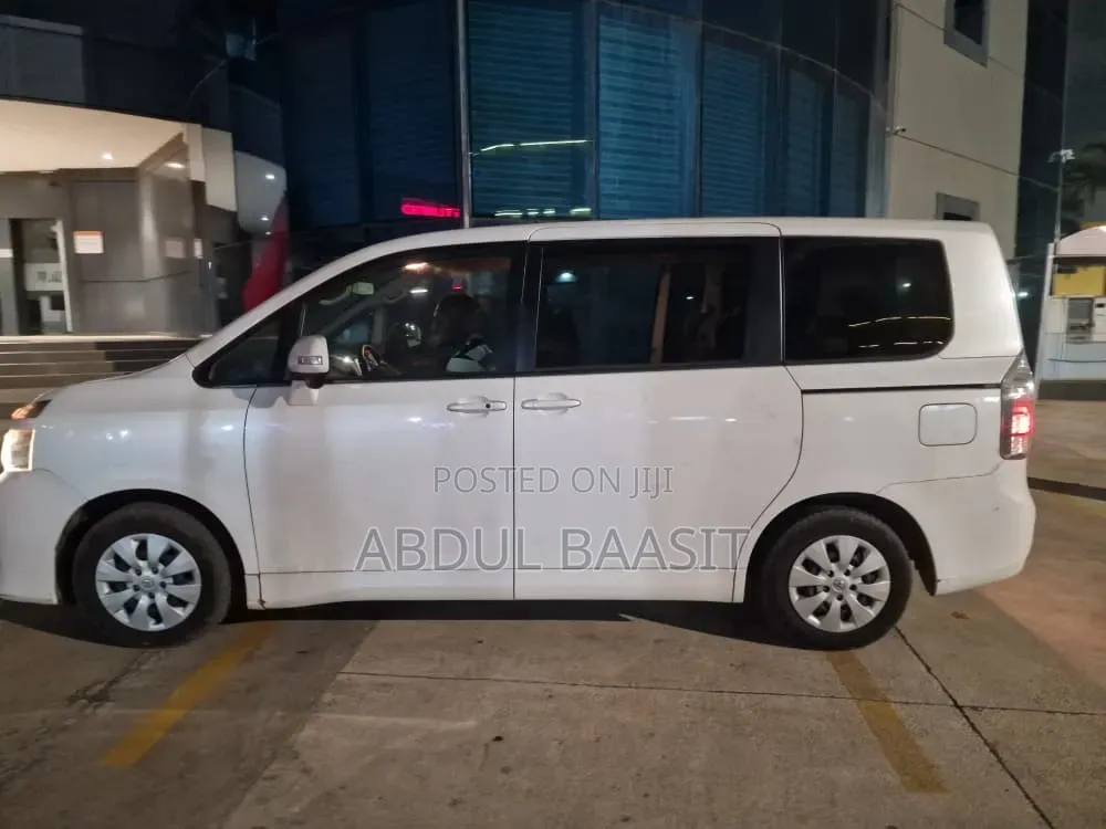 Toyota Voxy V 4WD 7-Seater 2013 White