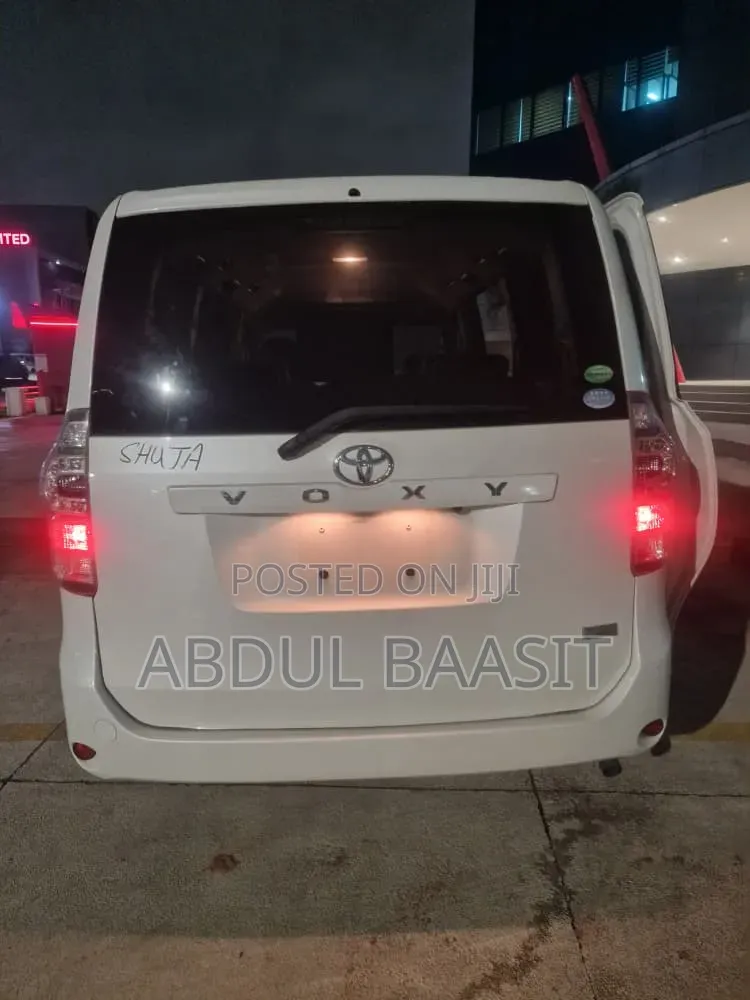 Toyota Voxy V 4WD 7-Seater 2013 White