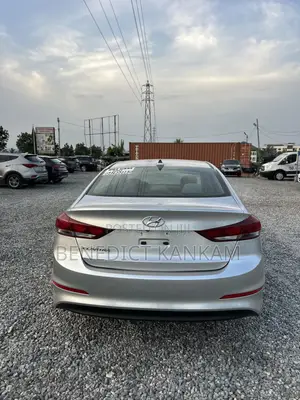 Hyundai Elantra SE Sedan FWD (2.0L 4cyl 6M) 2017 Silver