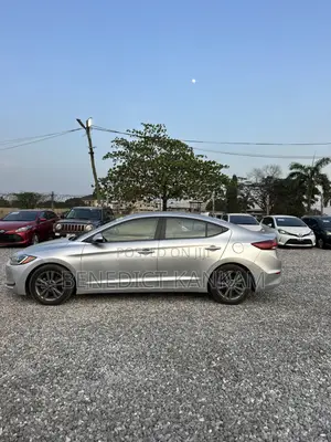 Hyundai Elantra SE Sedan FWD (2.0L 4cyl 6M) 2017 Silver