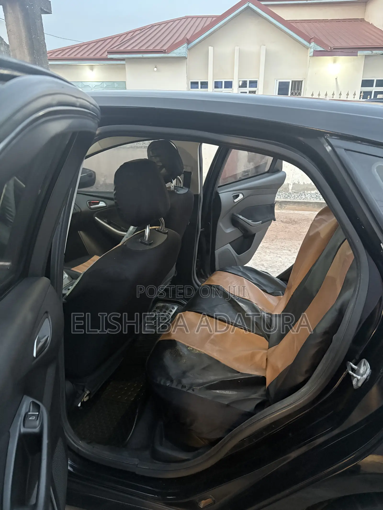 Ford Focus SEL Hatchback FWD (2.0L 4cyl 6A) 2012 Black
