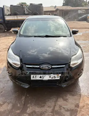 Ford Focus SEL Hatchback FWD (2.0L 4cyl 6A) 2012 Black