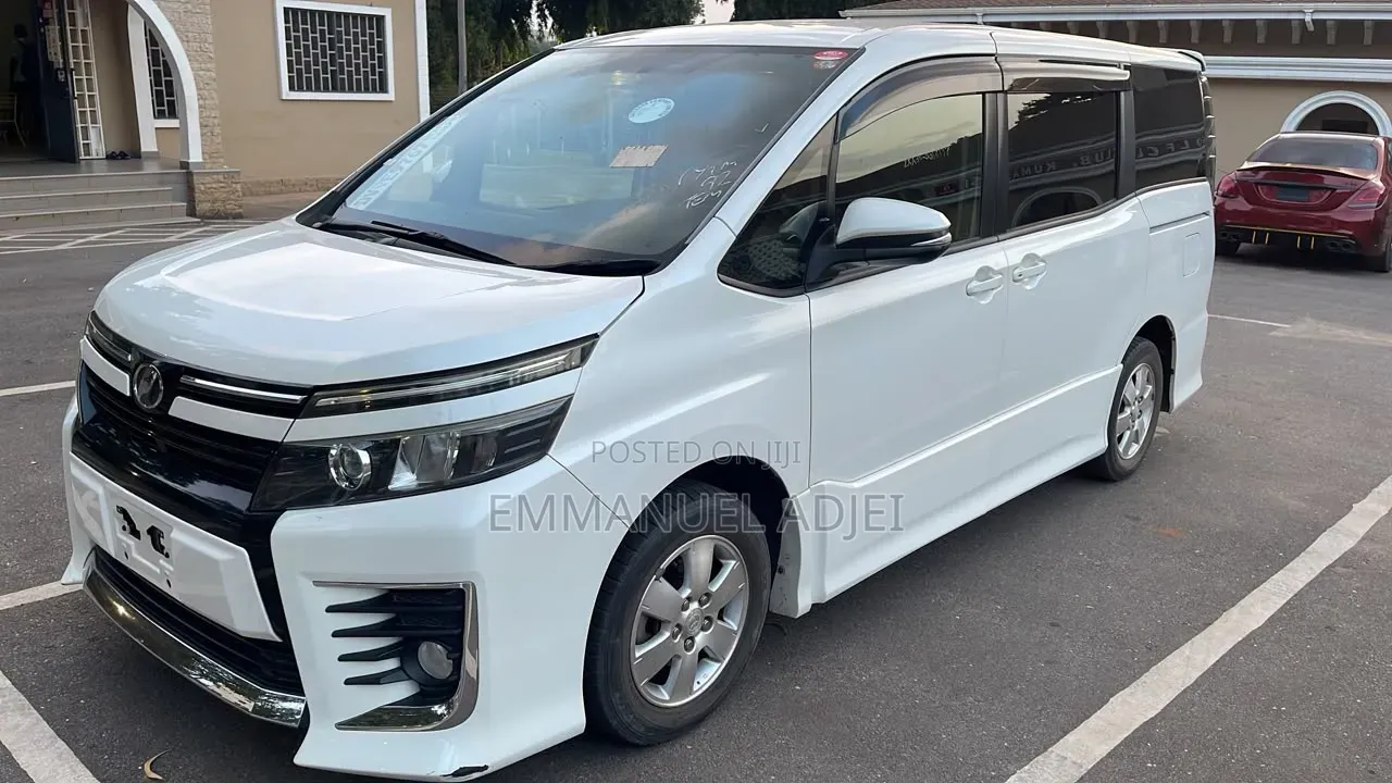 Toyota Voxy 2014 Pearl