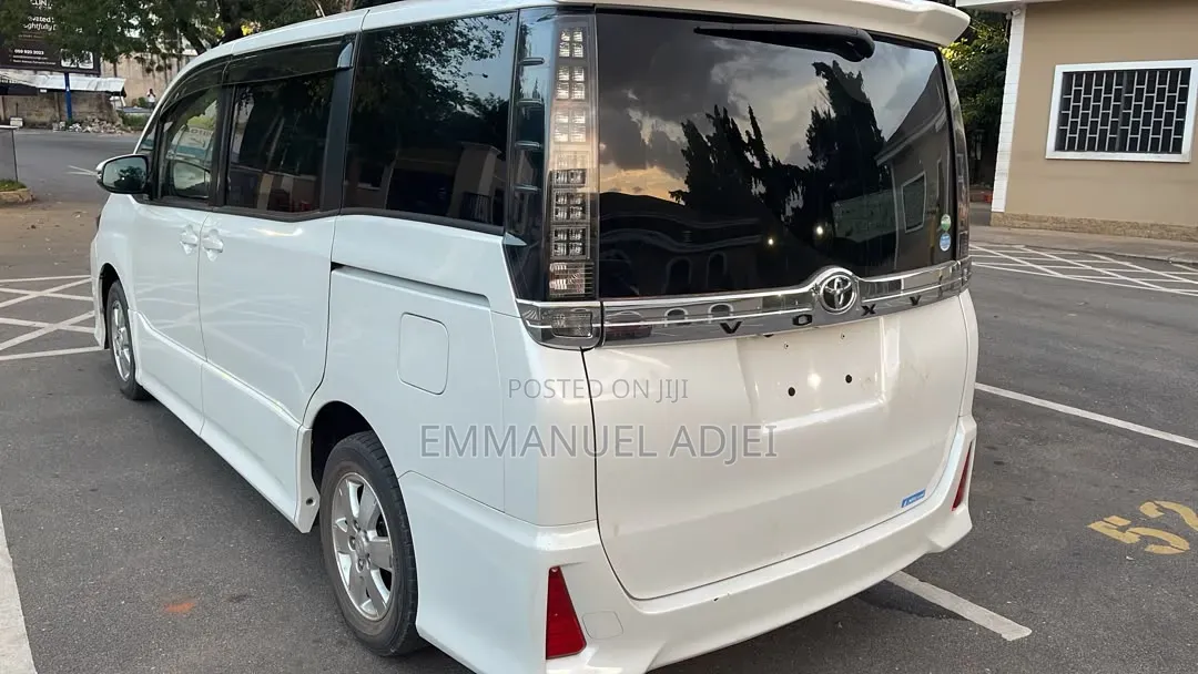 Toyota Voxy 2014 Pearl