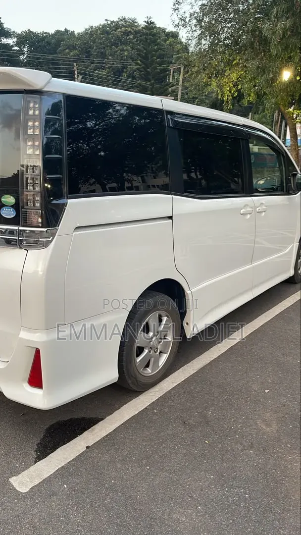 Toyota Voxy 2014 Pearl