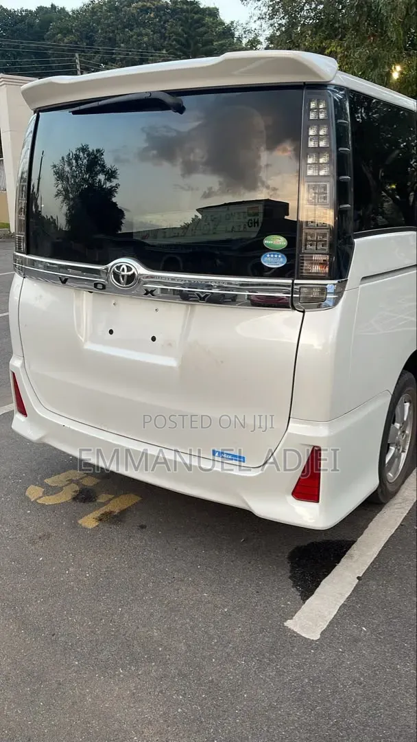 Toyota Voxy 2014 Pearl
