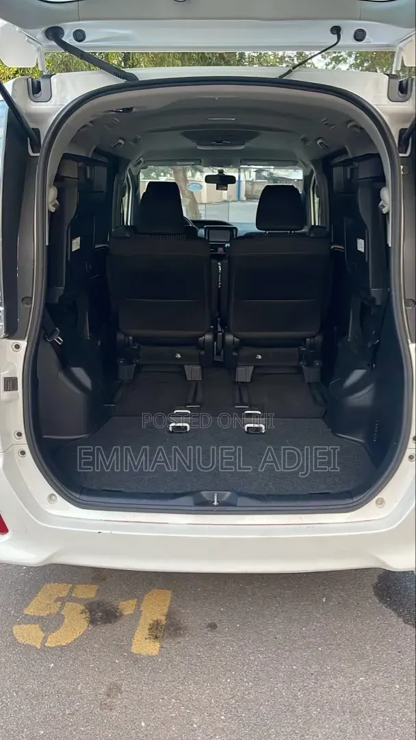 Toyota Voxy 2014 Pearl
