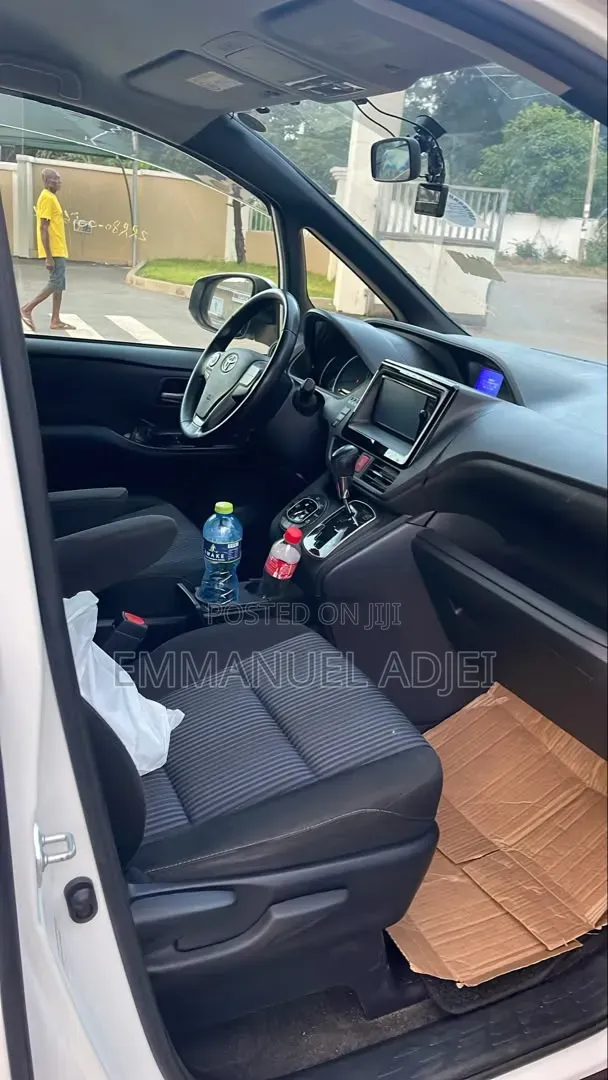 Toyota Voxy 2014 Pearl