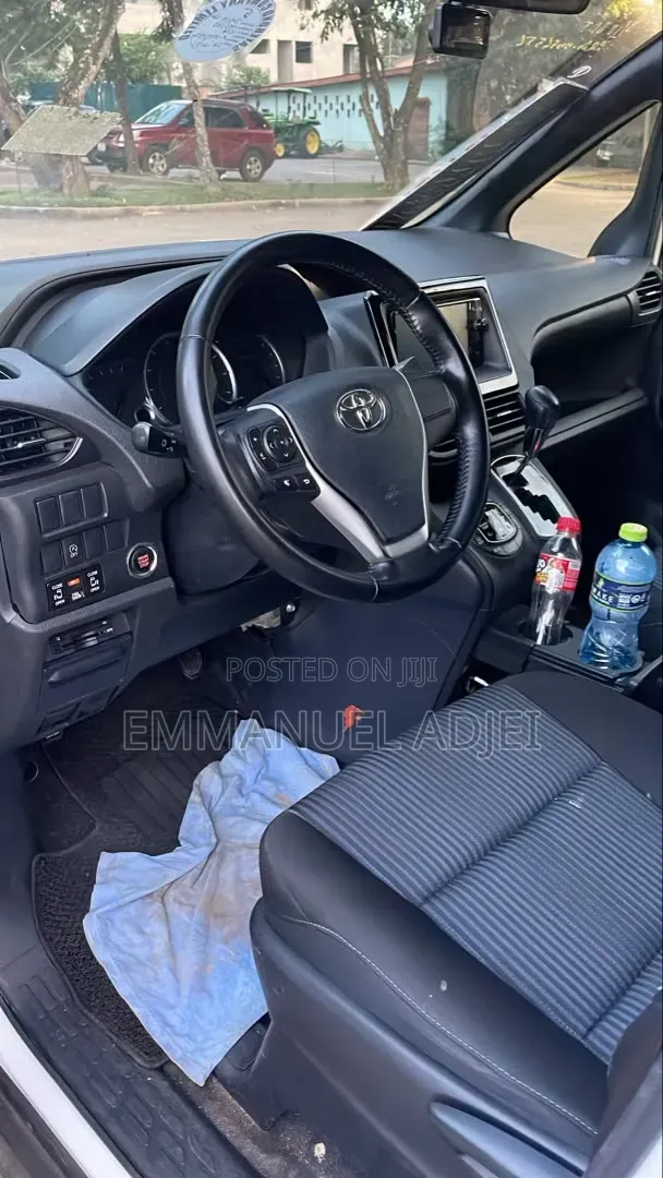 Toyota Voxy 2014 Pearl