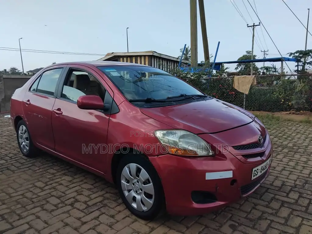 Toyota Yaris Base Sedan 4dr 2010 Red