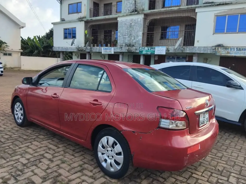 Toyota Yaris Base Sedan 4dr 2010 Red
