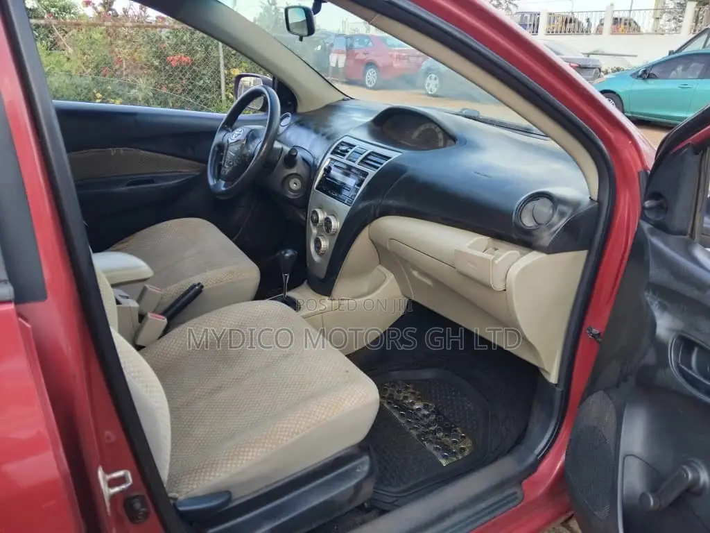 Toyota Yaris Base Sedan 4dr 2010 Red