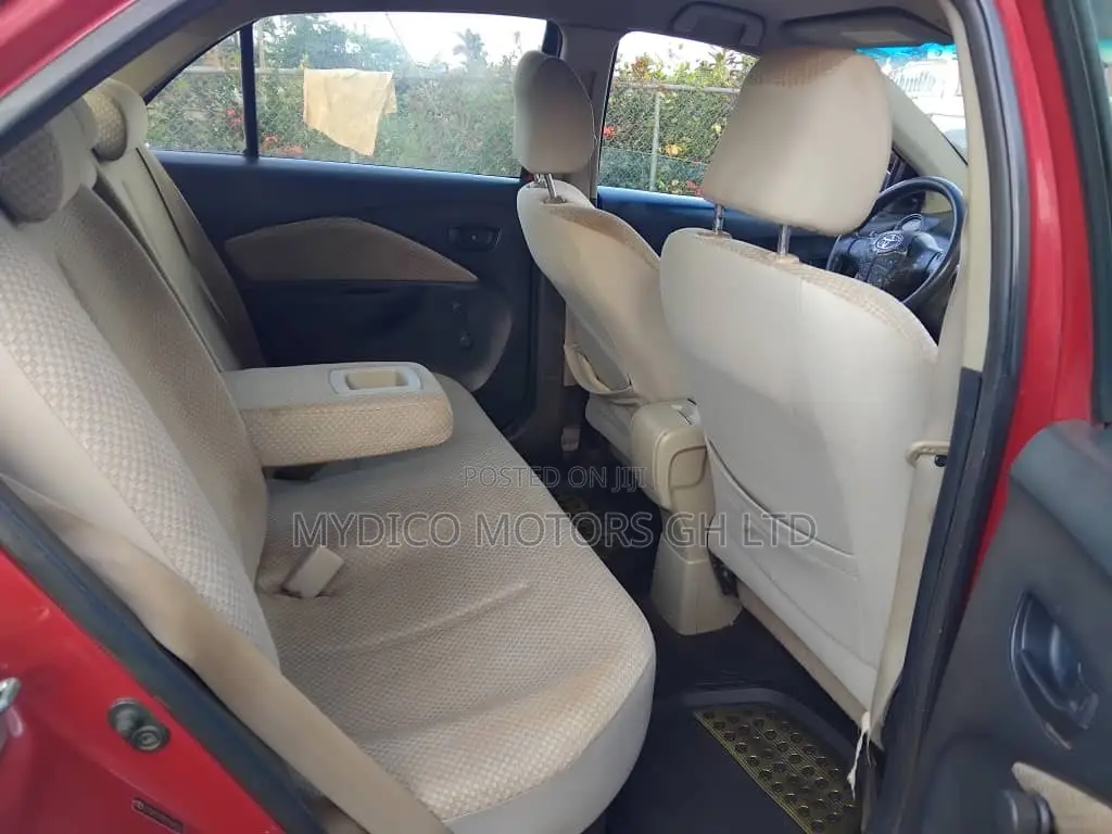 Toyota Yaris Base Sedan 4dr 2010 Red