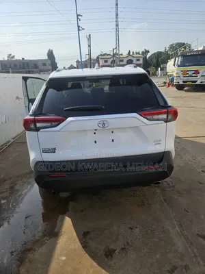 Toyota RAV4 XLE Premium 2026 White