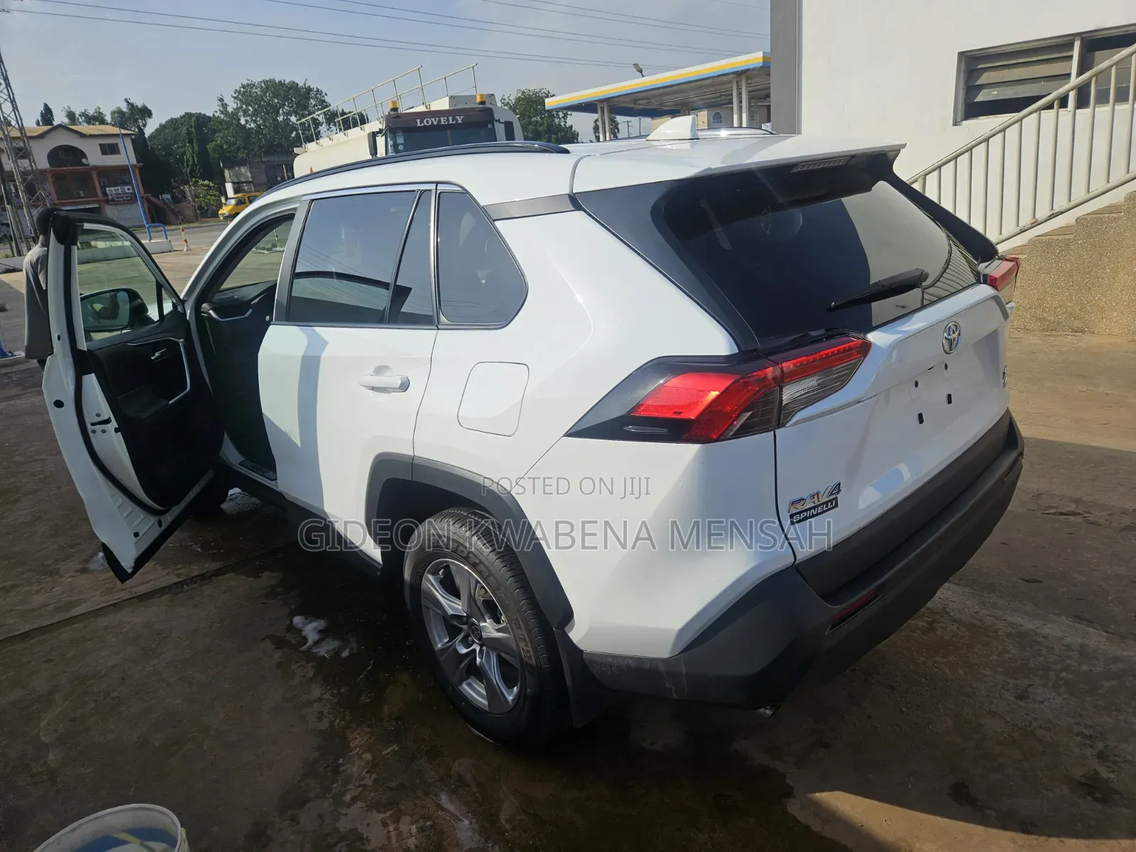Toyota RAV4 XLE Premium 2026 White