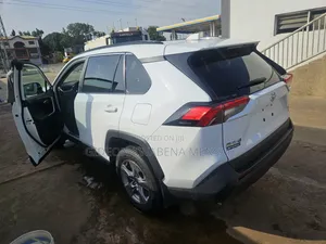 Toyota RAV4 XLE Premium 2026 White