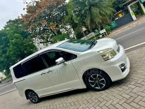 Toyota Voxy V 2WD 8-Seater 2012 White