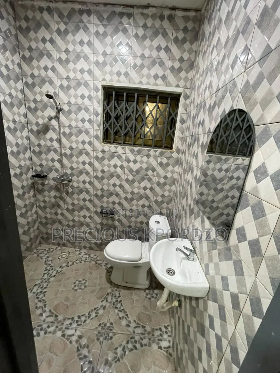 1bdrm Room & Parlour in Adenta Commandos for rent