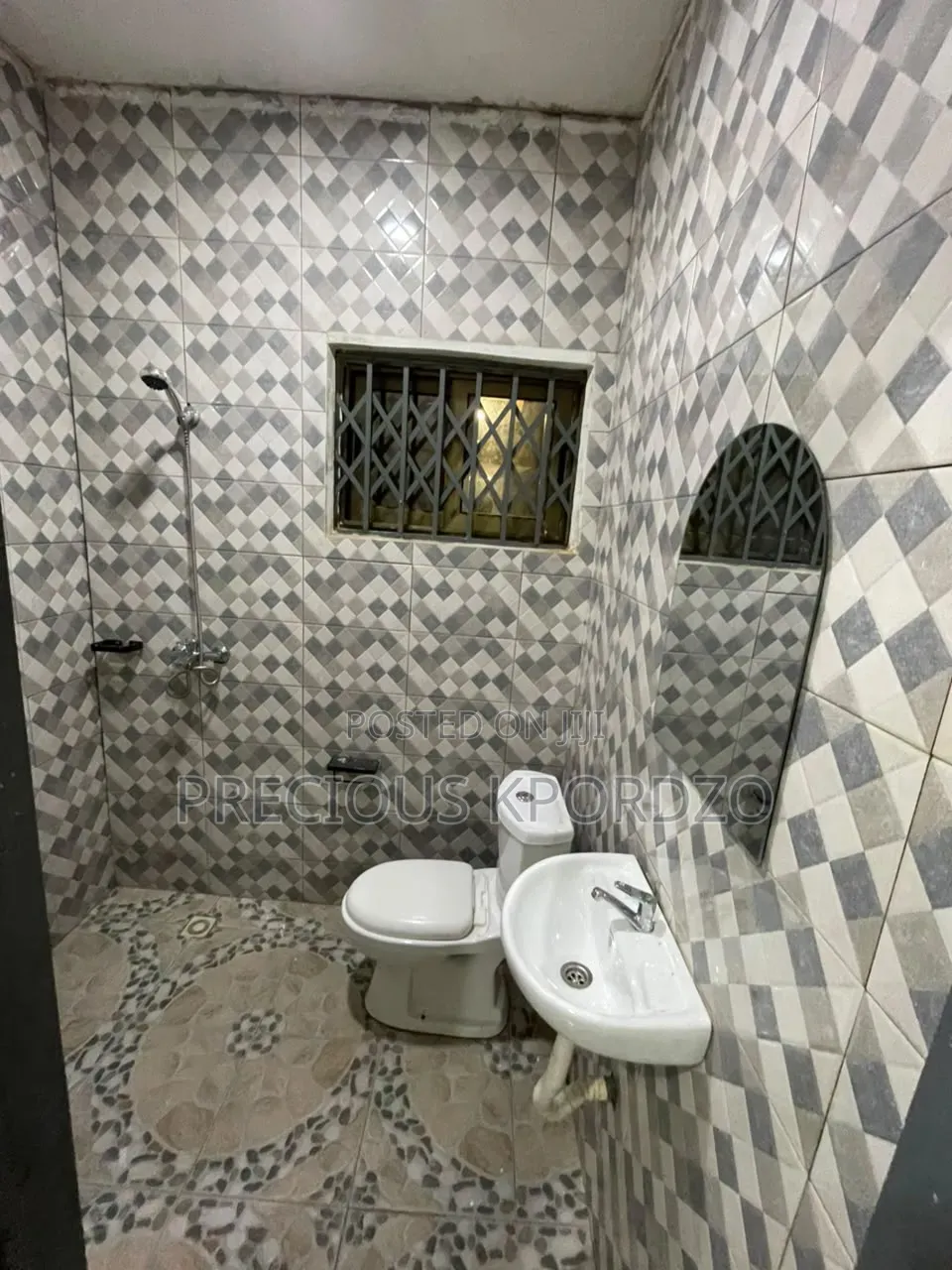 1bdrm Room & Parlour in Adenta Commandos for rent