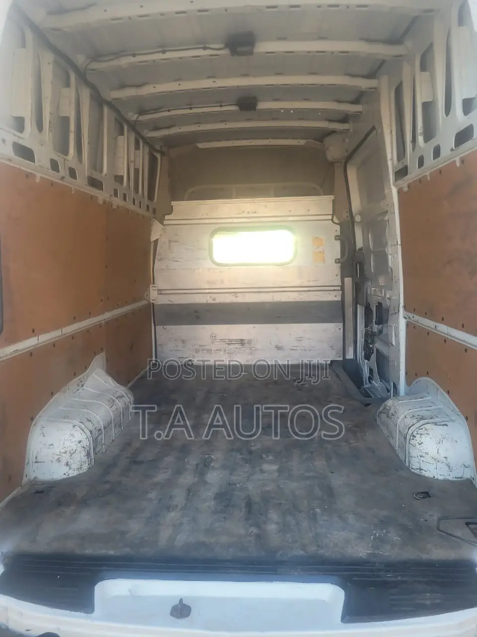 Nissan Caravan (Urvan) 2017 White