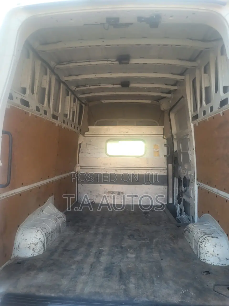 Nissan Caravan (Urvan) 2017 White