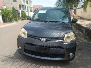 Toyota Sienta 2015 Gray