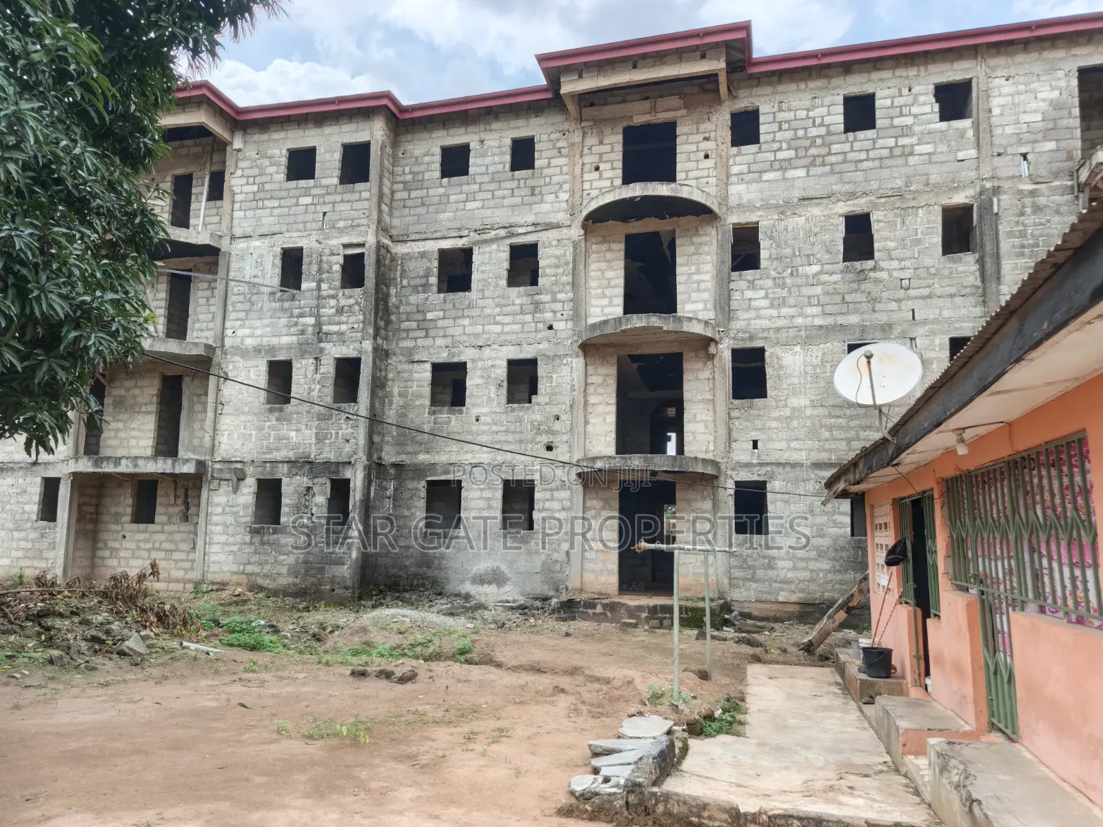 20bdrm House in 54 Bedrooms Hostel, Kumasi Metropolitan for sale