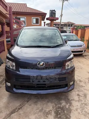 Toyota Voxy V 4WD 8-Seater 2010 Blue