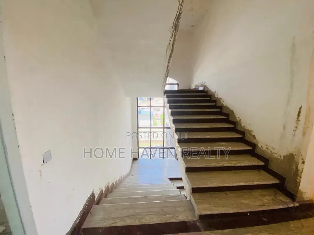 7bdrm House in Dzorwulu for sale