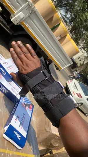 Elastic Wrist Brace With Metal Support