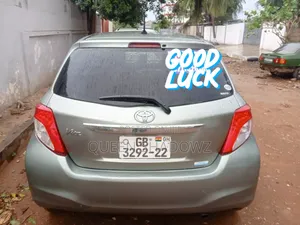 Toyota Vitz 2012 Silver